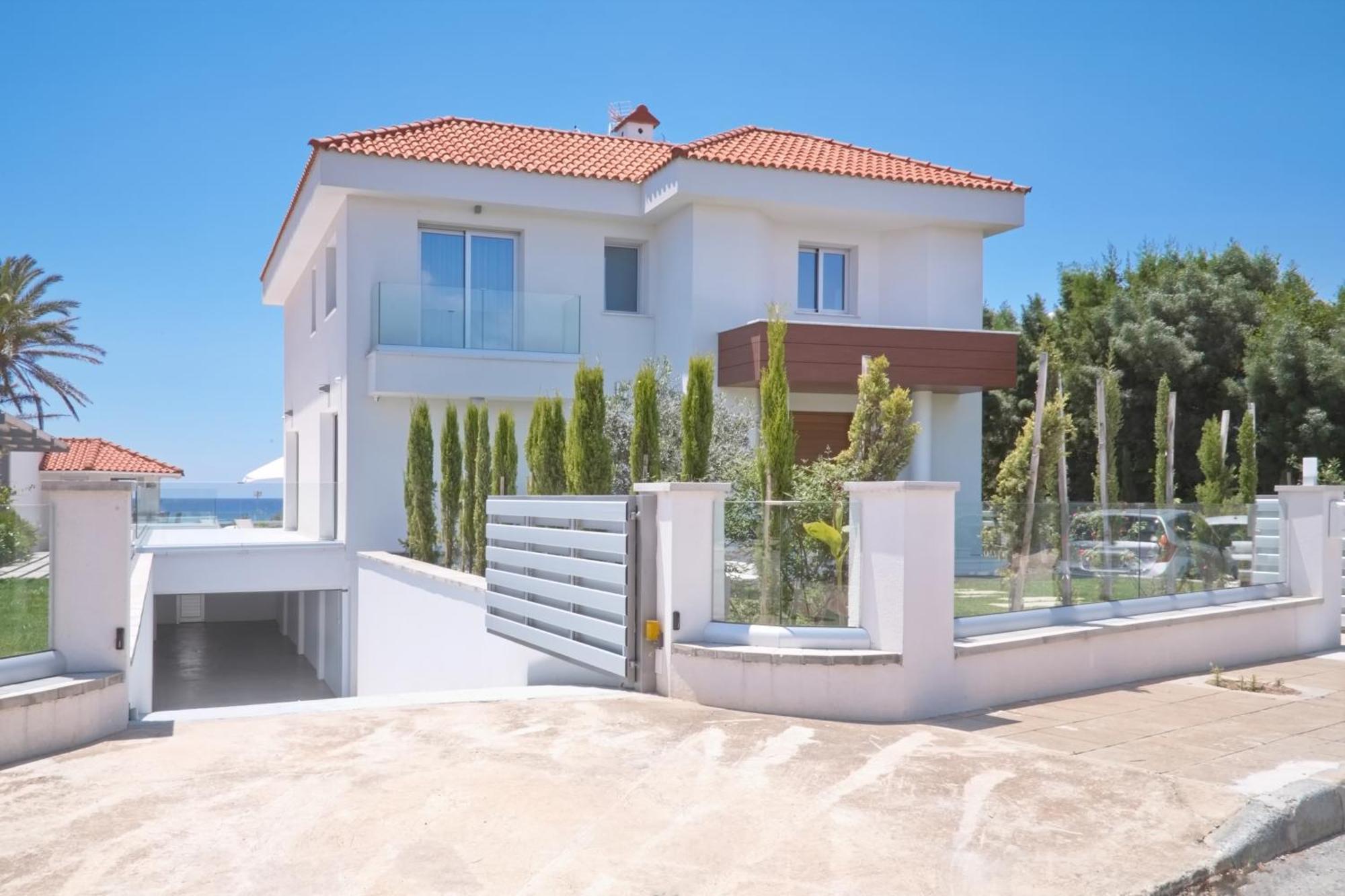 Royal 4 Bedroom Seafront Ferienhaus